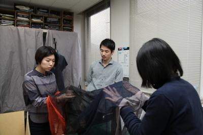 同僚と打合せ中