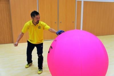 キンボールをプレイ中の齋藤さん