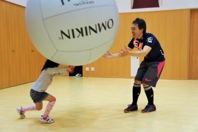子どもにキンボールスポーツを教える中島さん