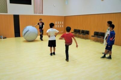 キンボールスポーツを教える中島さん