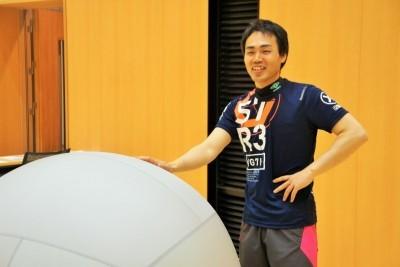 キンボールスポーツをプレイ中の中島さん