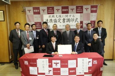 神戸芸術工科大学の関係者の皆様と記念撮影、今後より一層の連携を深めていきます。