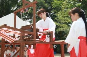 機殿神社で行われる織物感謝祭
