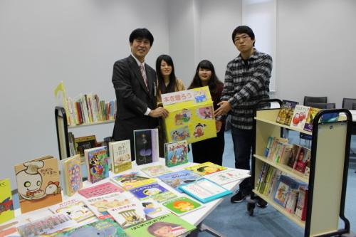 新成人から図書寄贈2