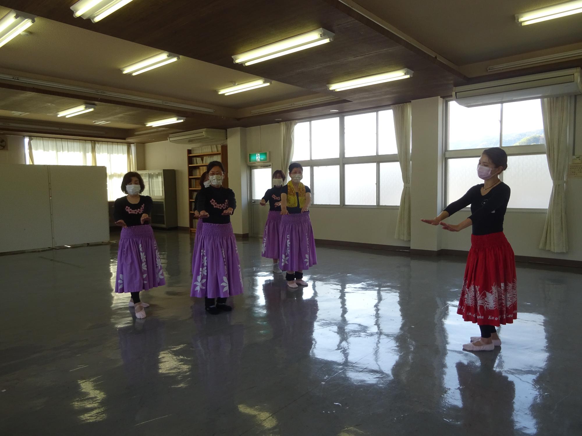 「フラダンス」講座の練習の様子