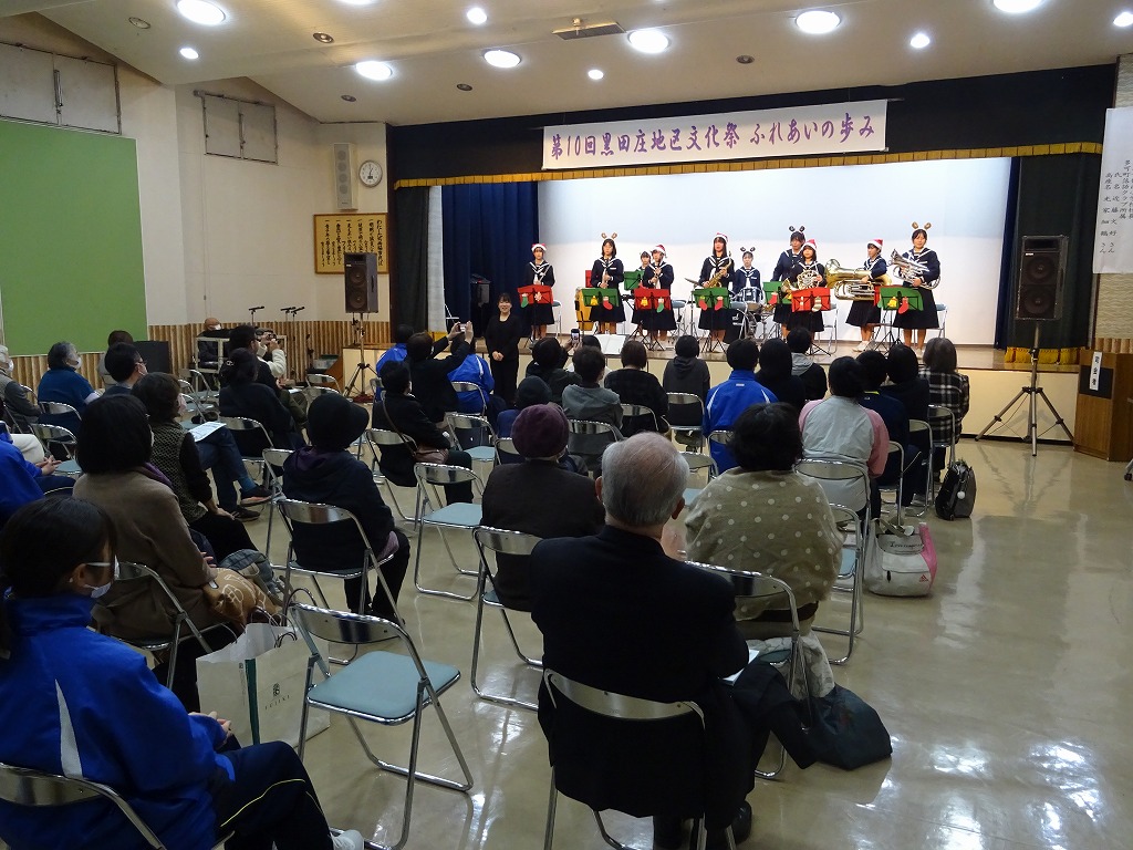 黒田庄中学校吹奏楽部による演奏披露の様子