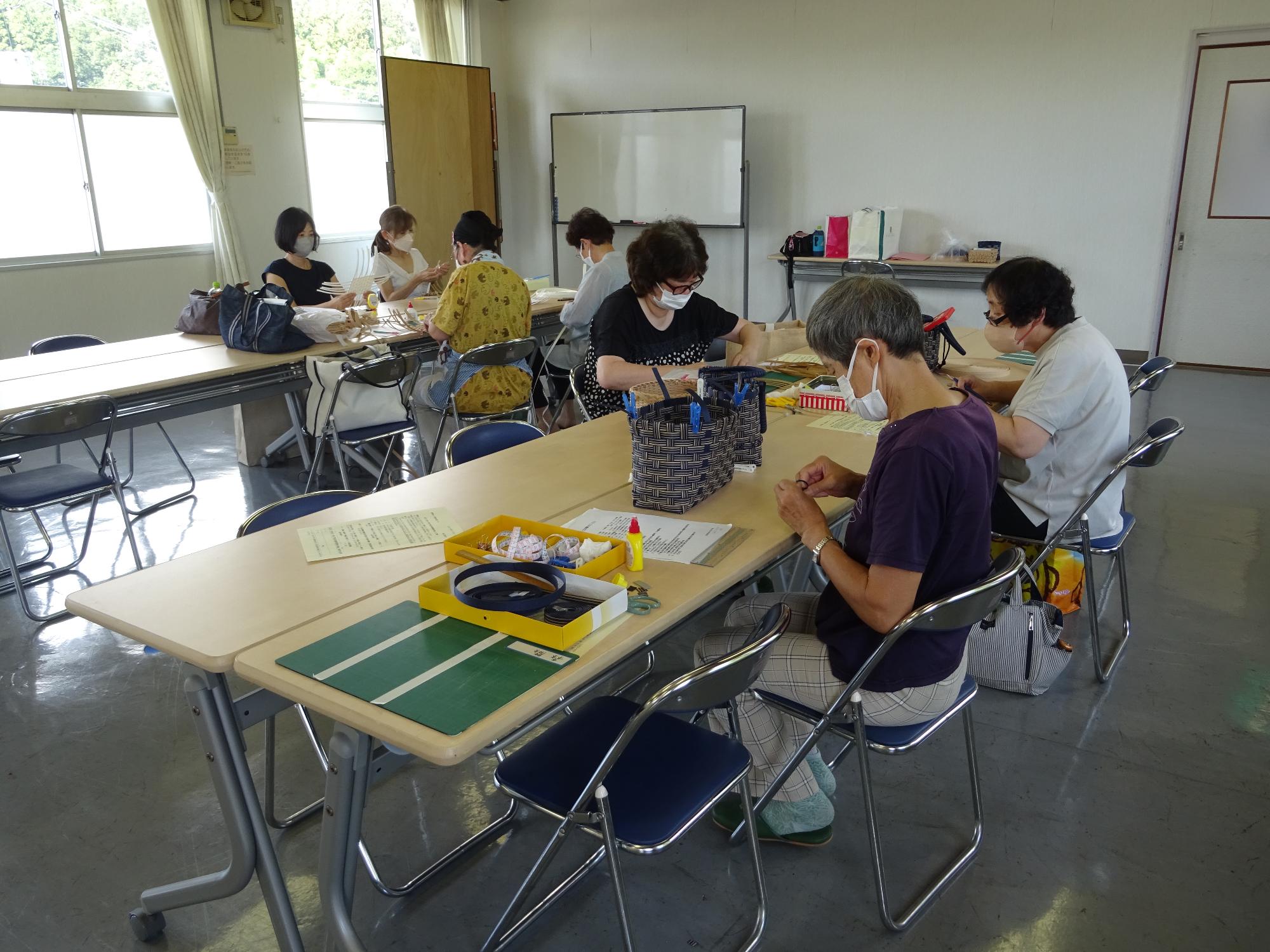 エコクラフト（紙バンド）の講座の様子です。