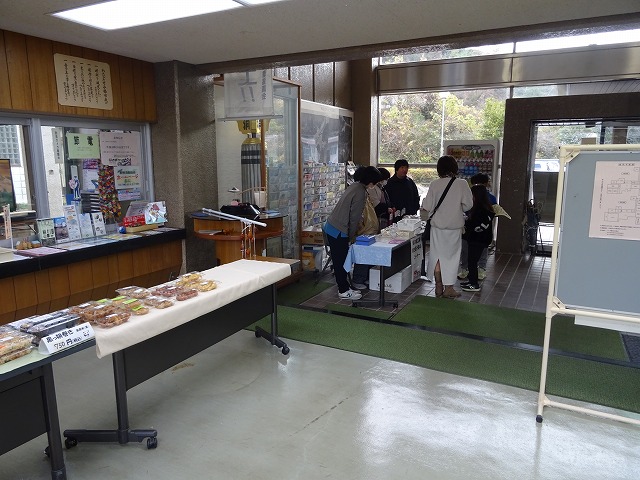 虹の会工房等の販売の様子