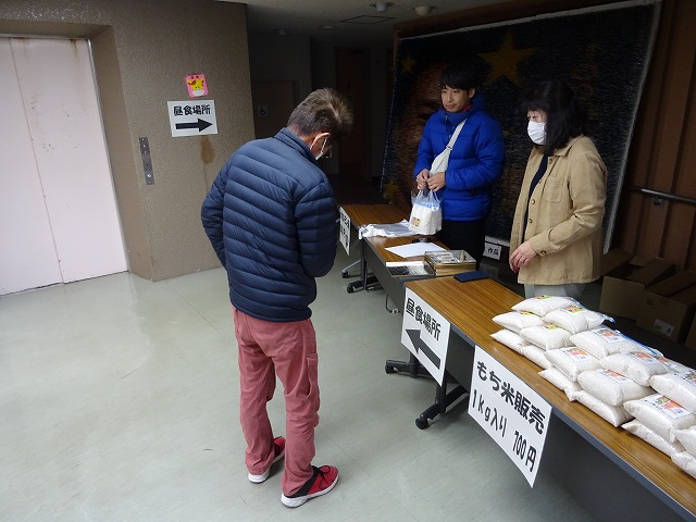 もち米販売の様子