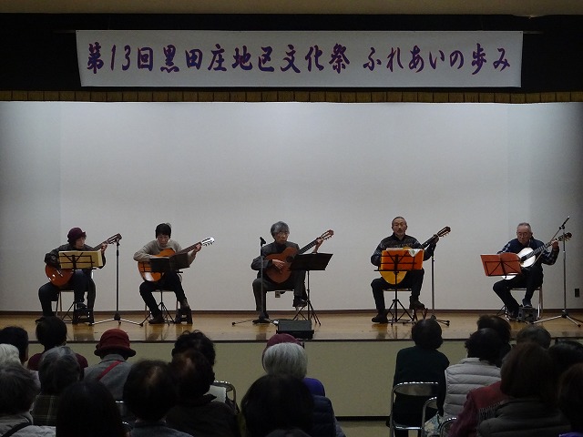 館講座クラシックギターの発表の様子