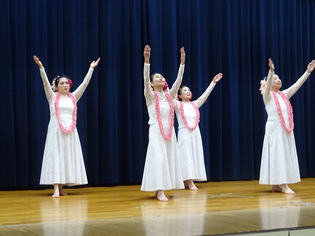 館講座「フラダンス」の発表の様子