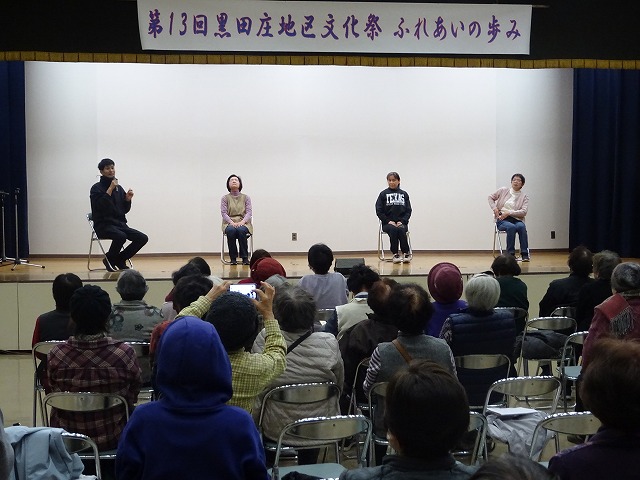 館講座フラダンスの発表の様子