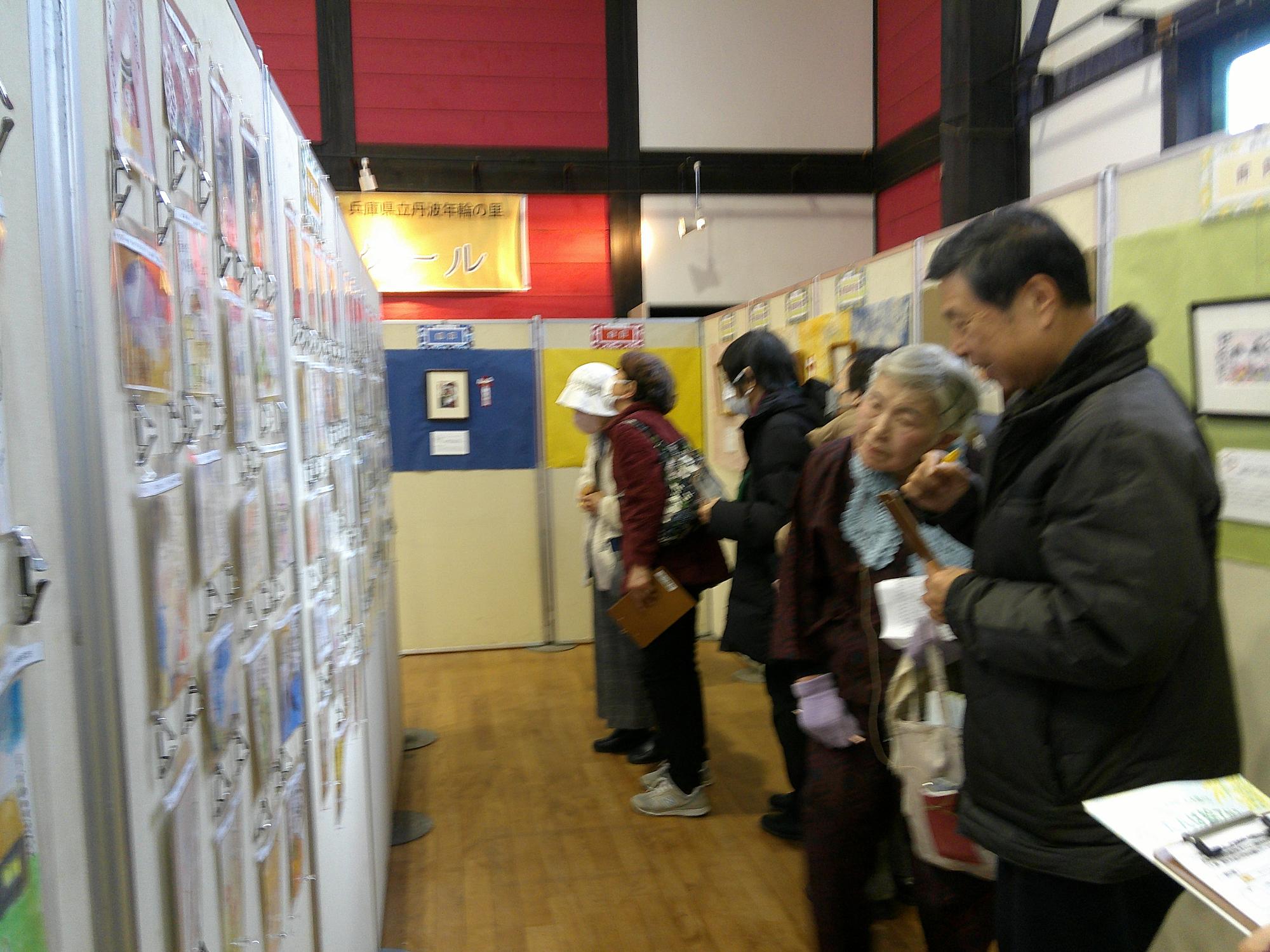 「たんば絵てがみコンクール」作品展示の様子