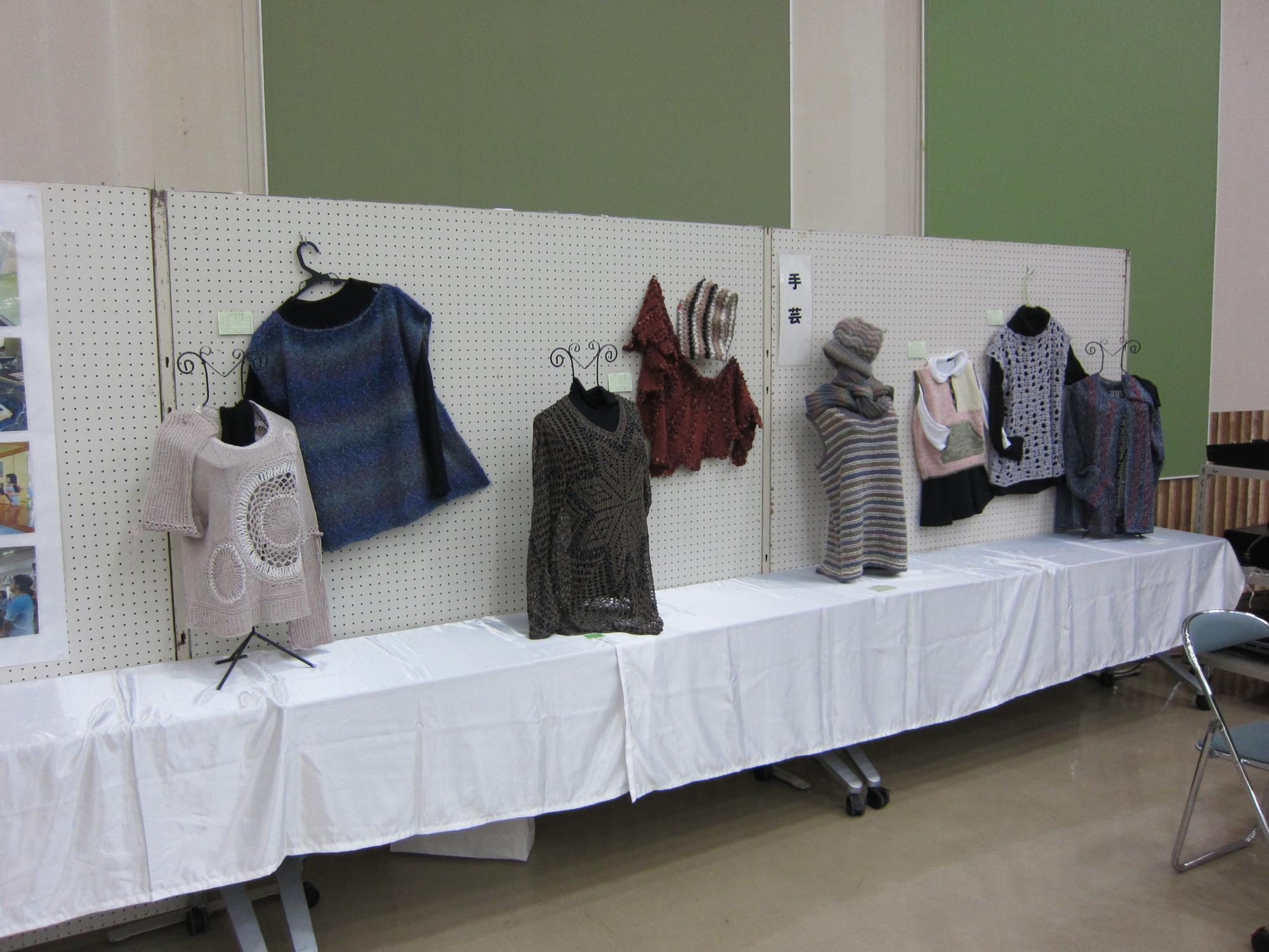 「手芸」講座生の作品展示の様子