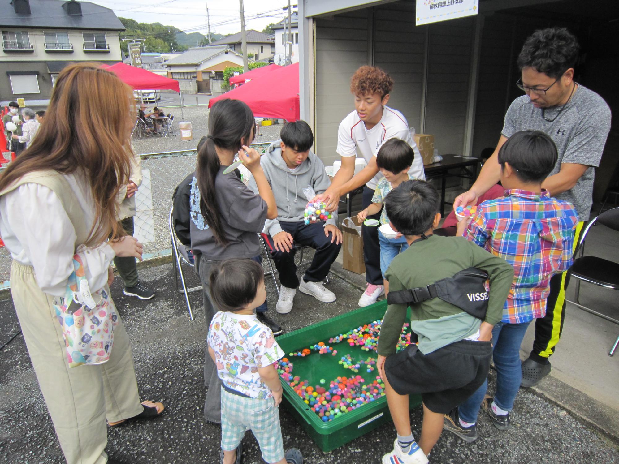 スーパーボールすくいの様子