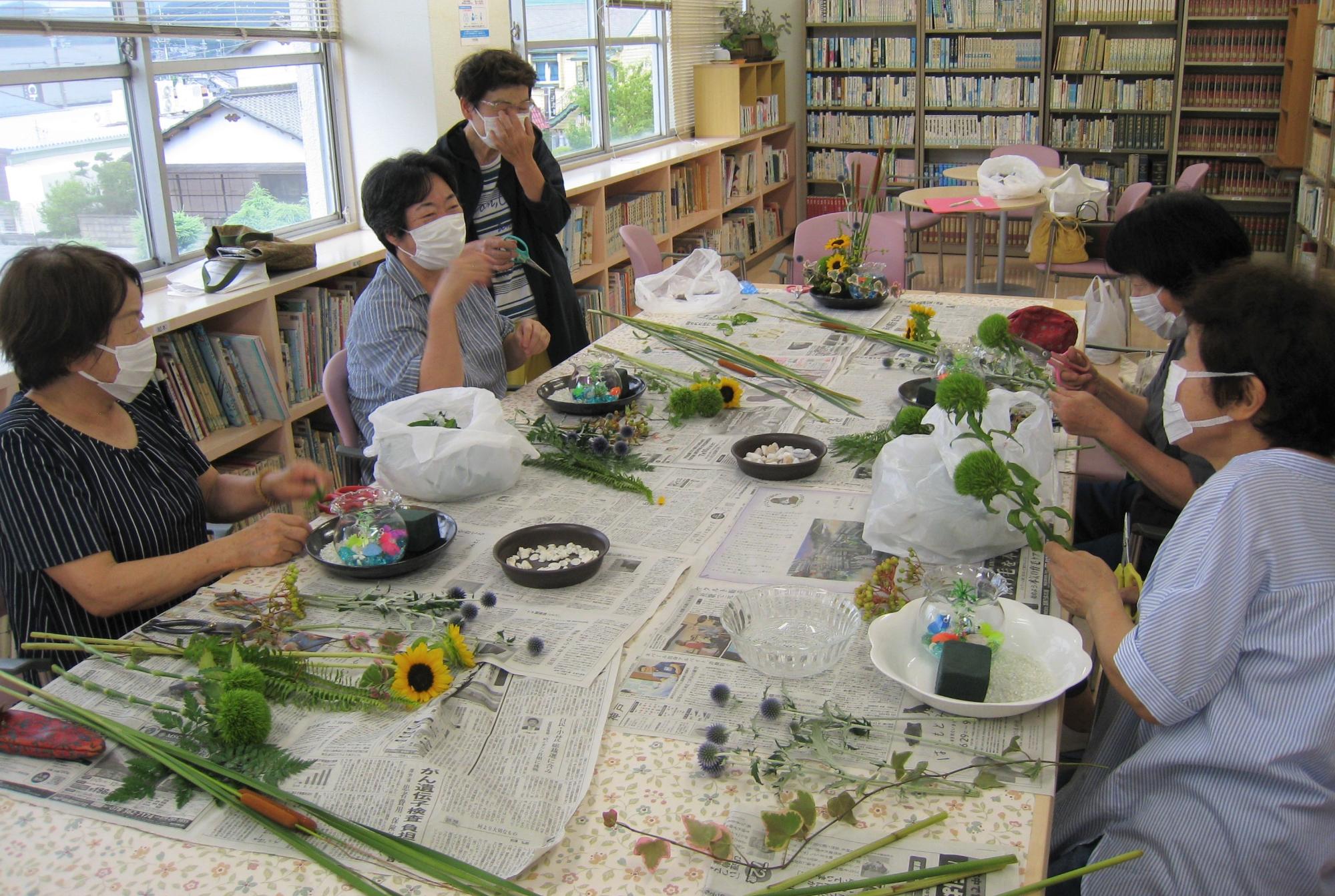 フラワーアレンジメント「スイートピー」の様子