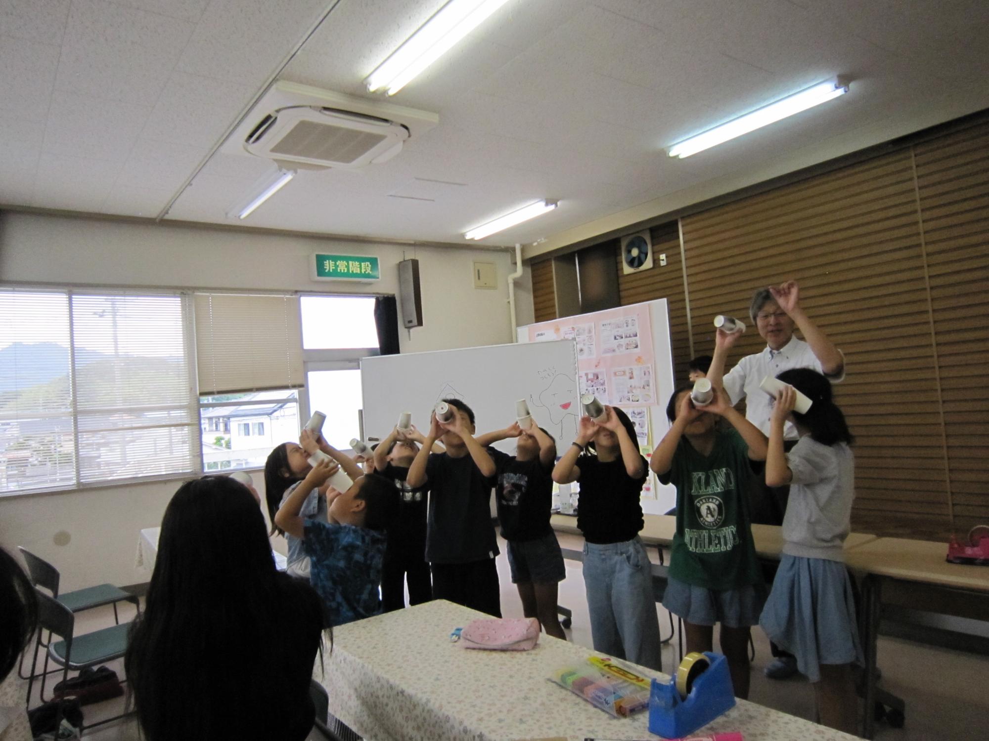夏休みこども教室（科学）の様子