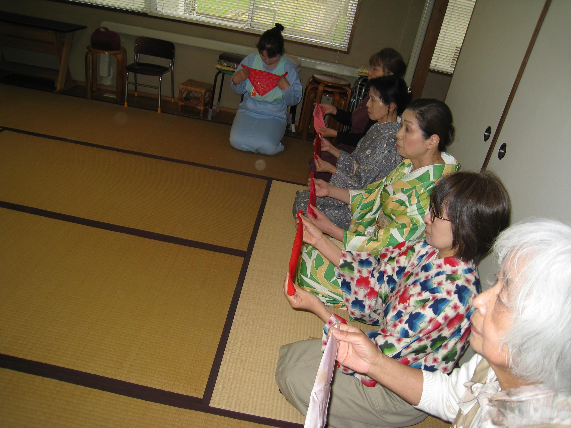 帛紗さばきの練習の様子