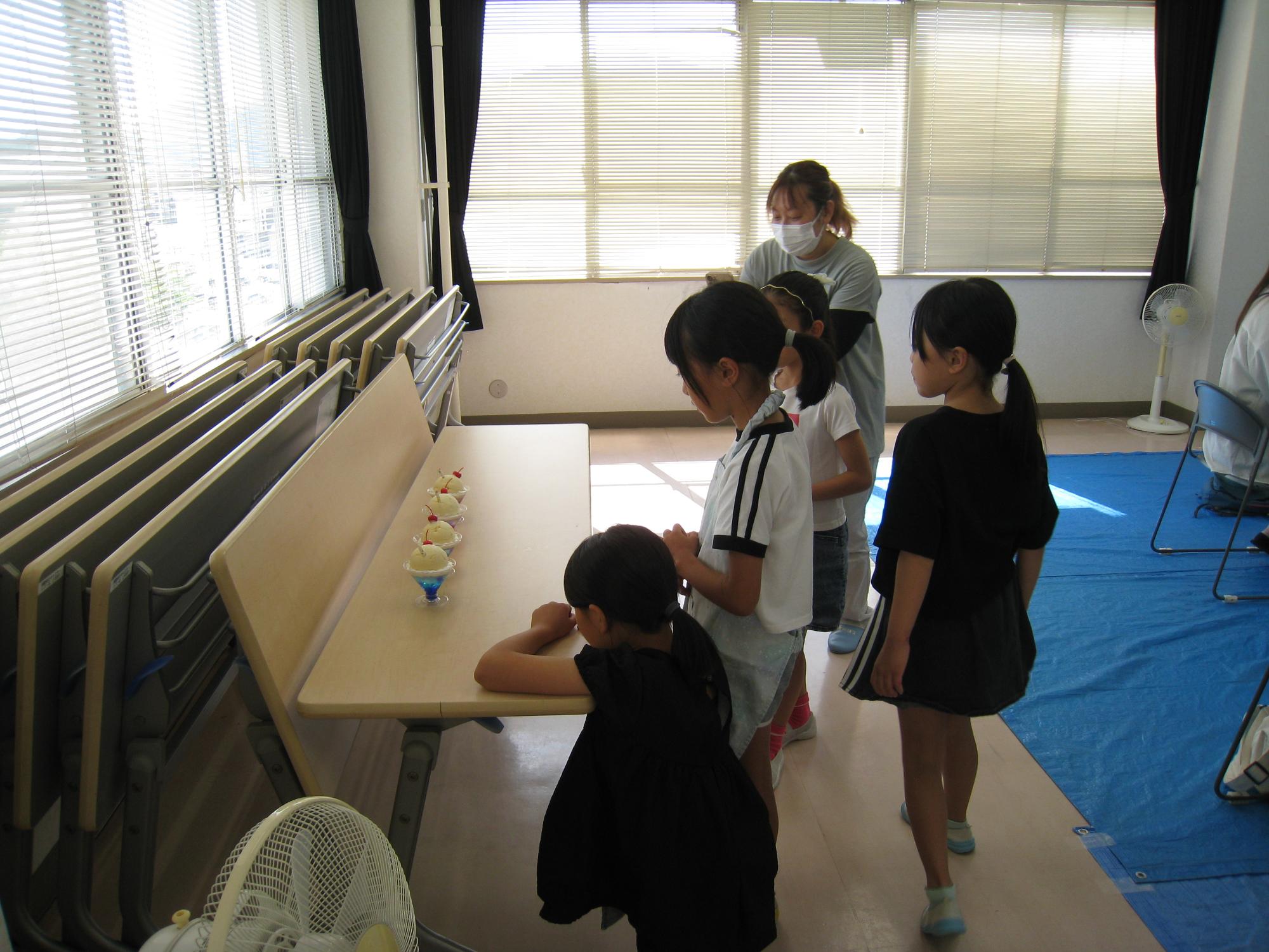 完成した作品を眺める子どもたち