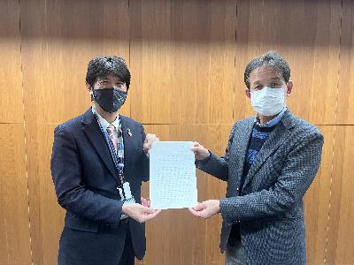 答申書を渡す様子