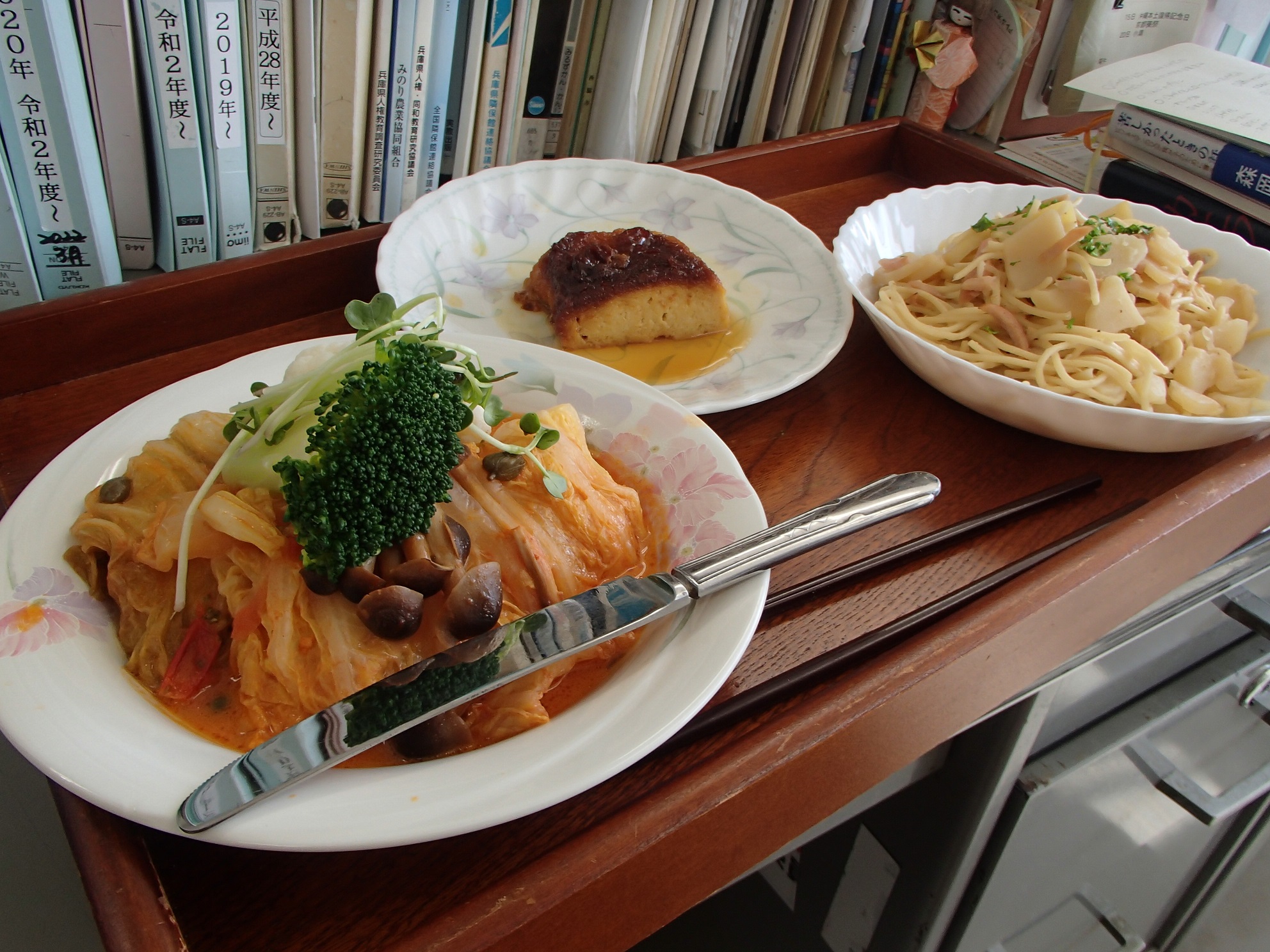 R5年1月料理エビとムースとかにかまの白菜包みほか