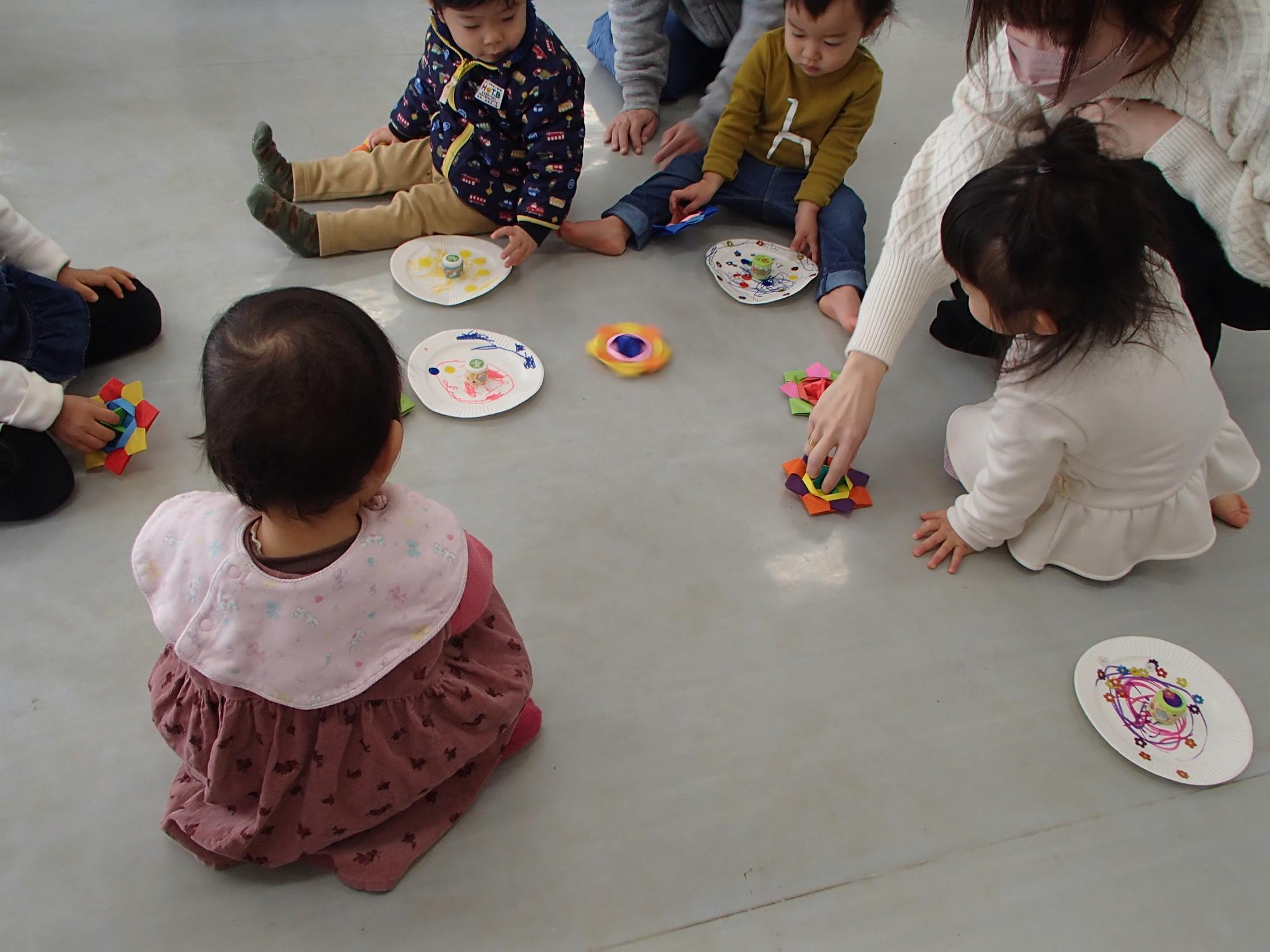 紙皿でコマを作り遊ぶ