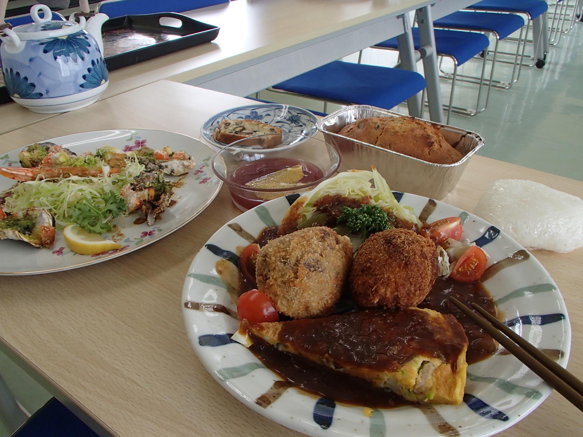 半熟ゆで卵の肉巻きカツレツと、黒豆のバターケーキ