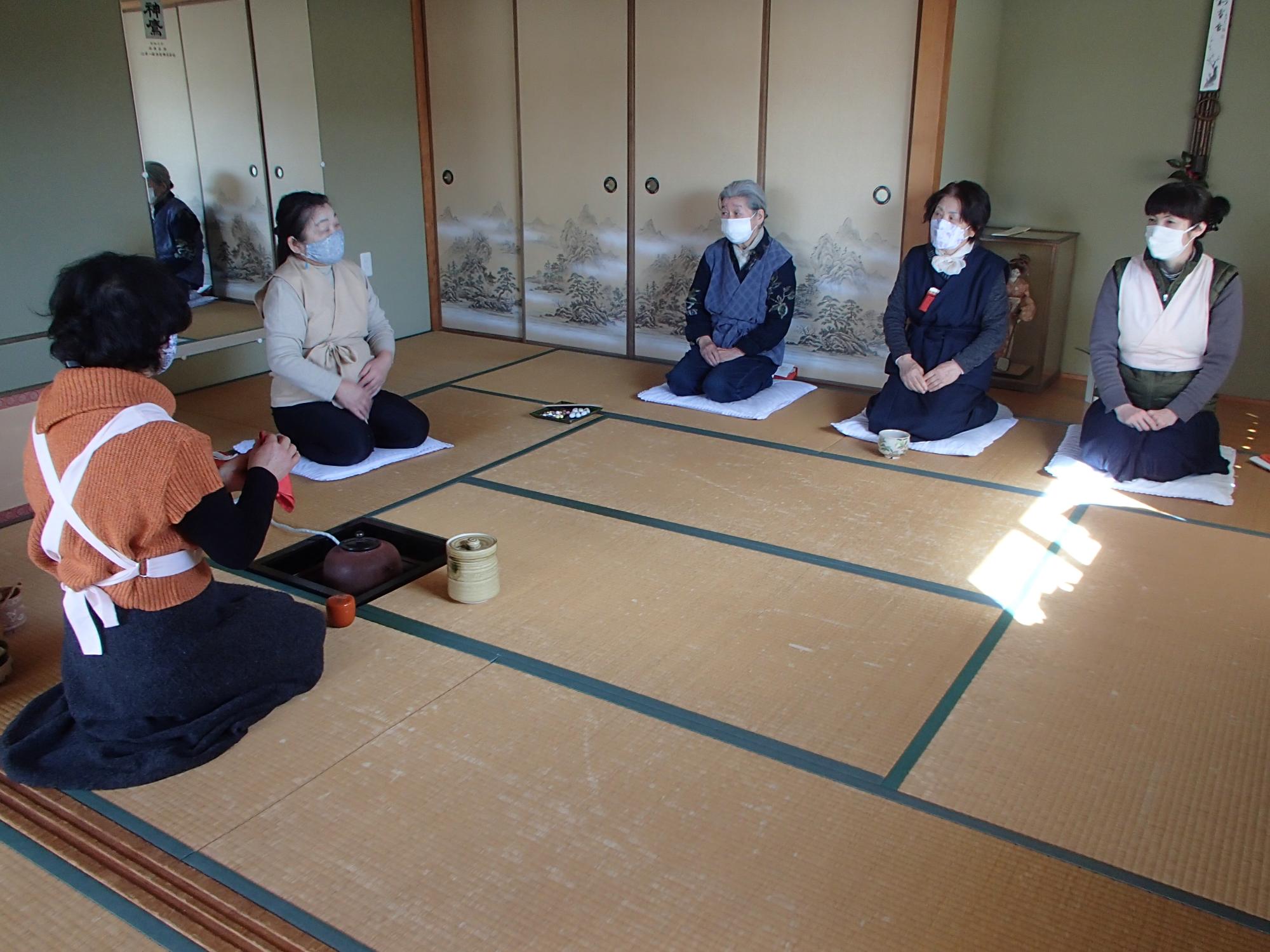 マスクをつけ密にならないように、お稽古しています。