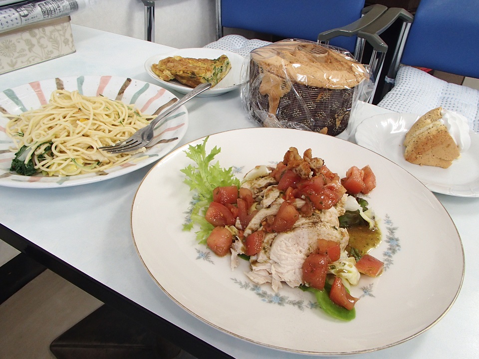 3月料理鶏むね肉とトマトのバジル風味ほか