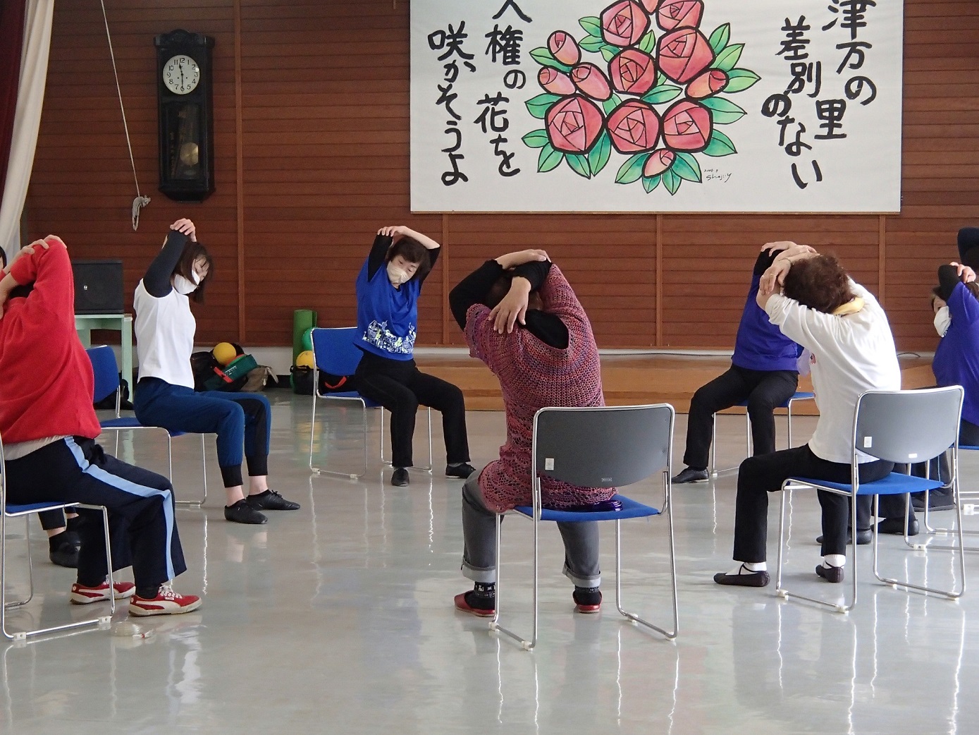 座って柔軟体操