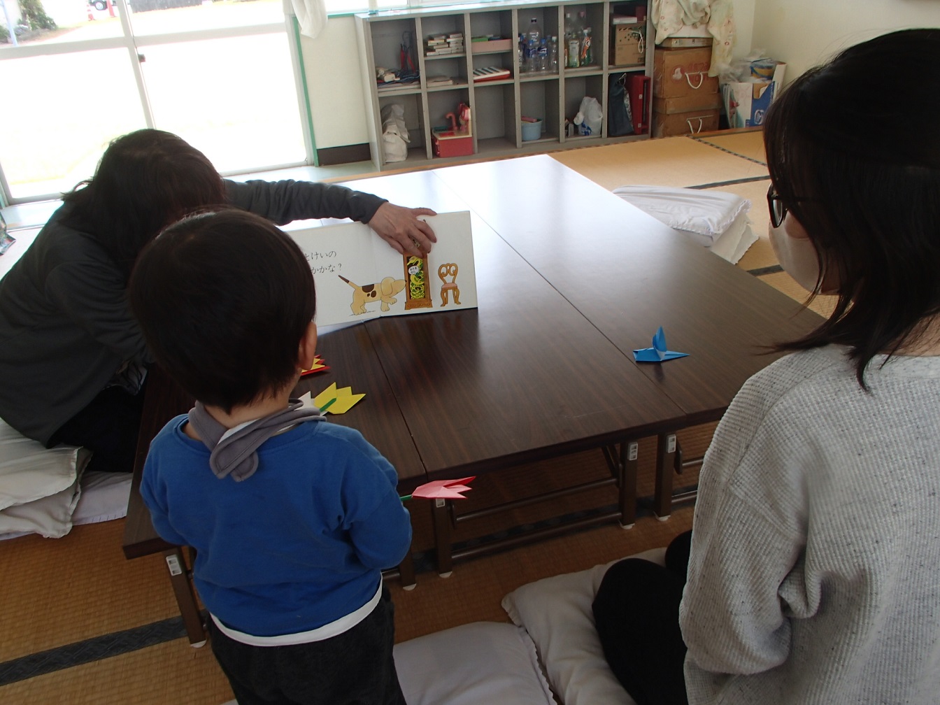 ARE年4月、読み聞かせ中です