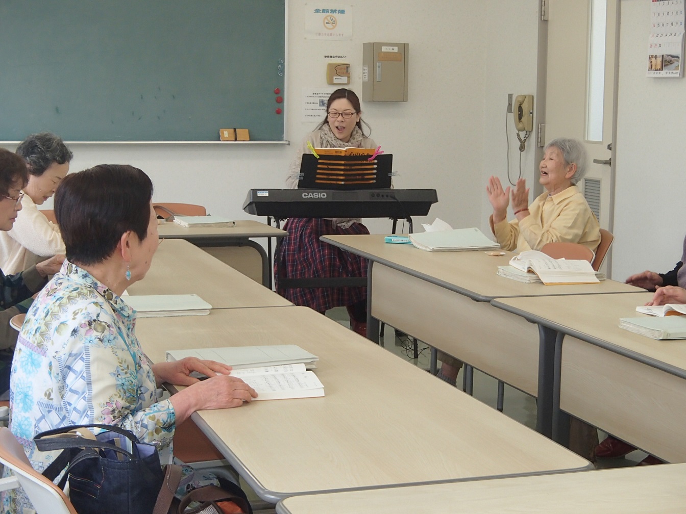 歌う会の様子4月24日先生です