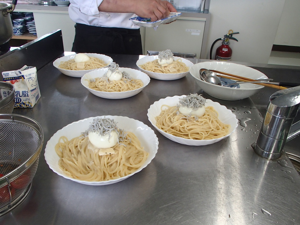 パスタの上にシラスを載せています