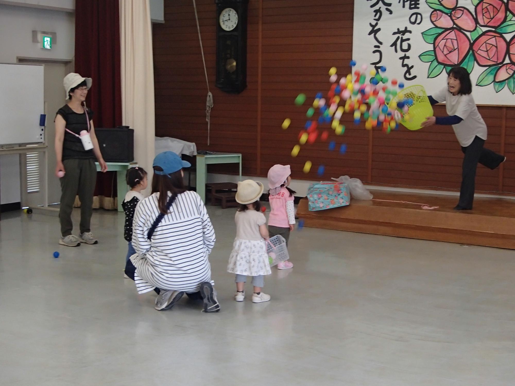 大集会室で、ボールを投げ入れ&hellip;
