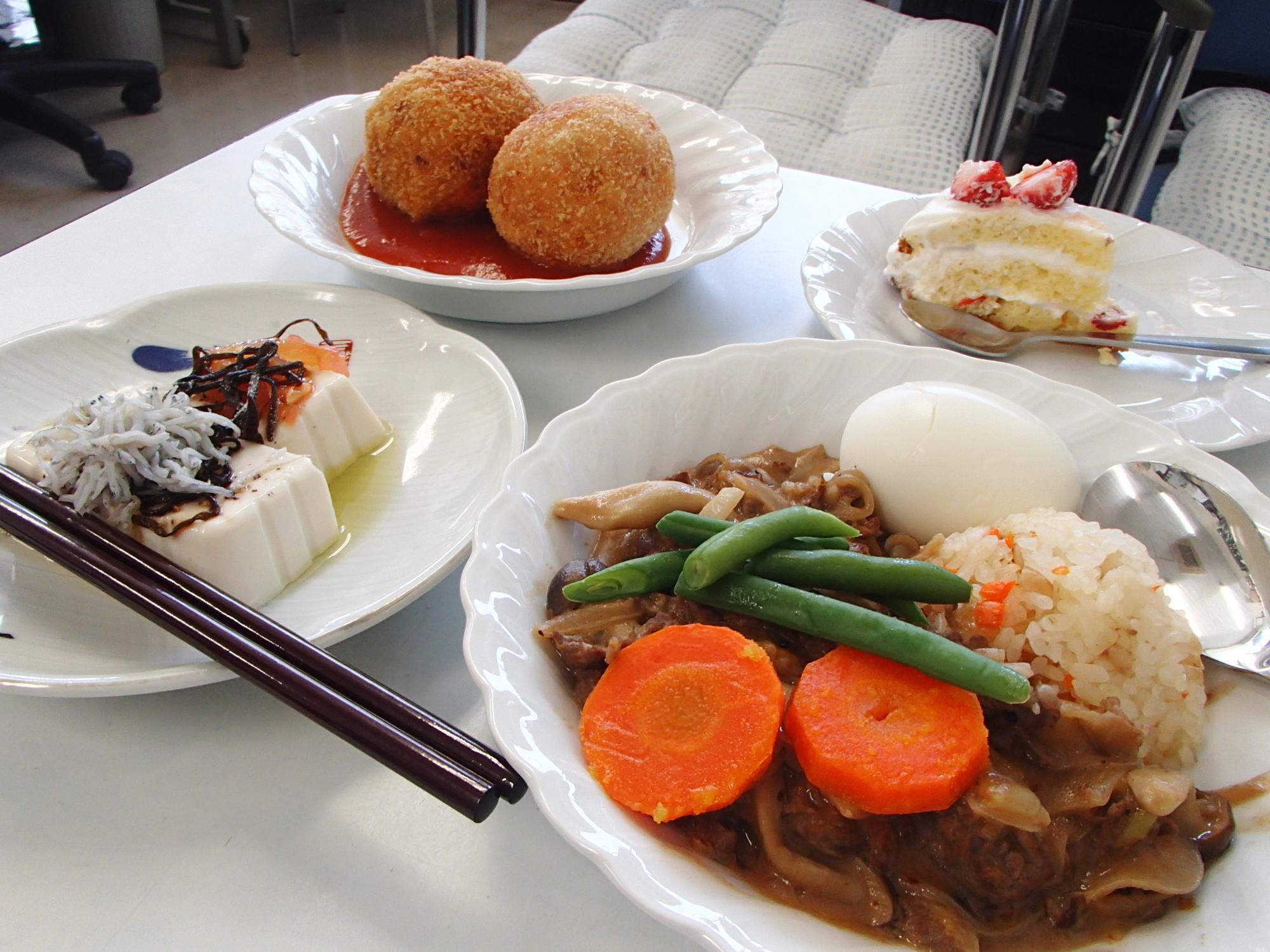 5月料理ライスコロッケ、ビーフストロガノフ、ショートケーキ