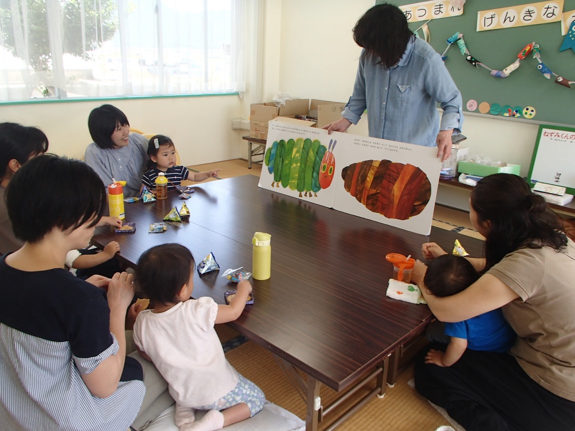 絵本の読み聞かせ」「はらぺこあおむし」
