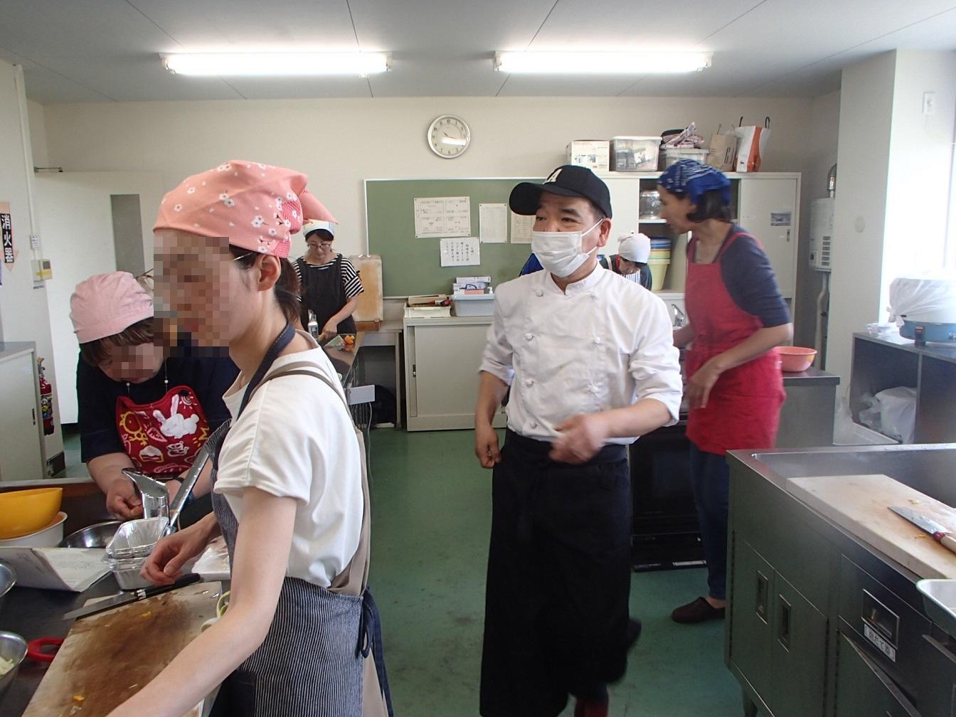 料理教室先生と一緒に調理