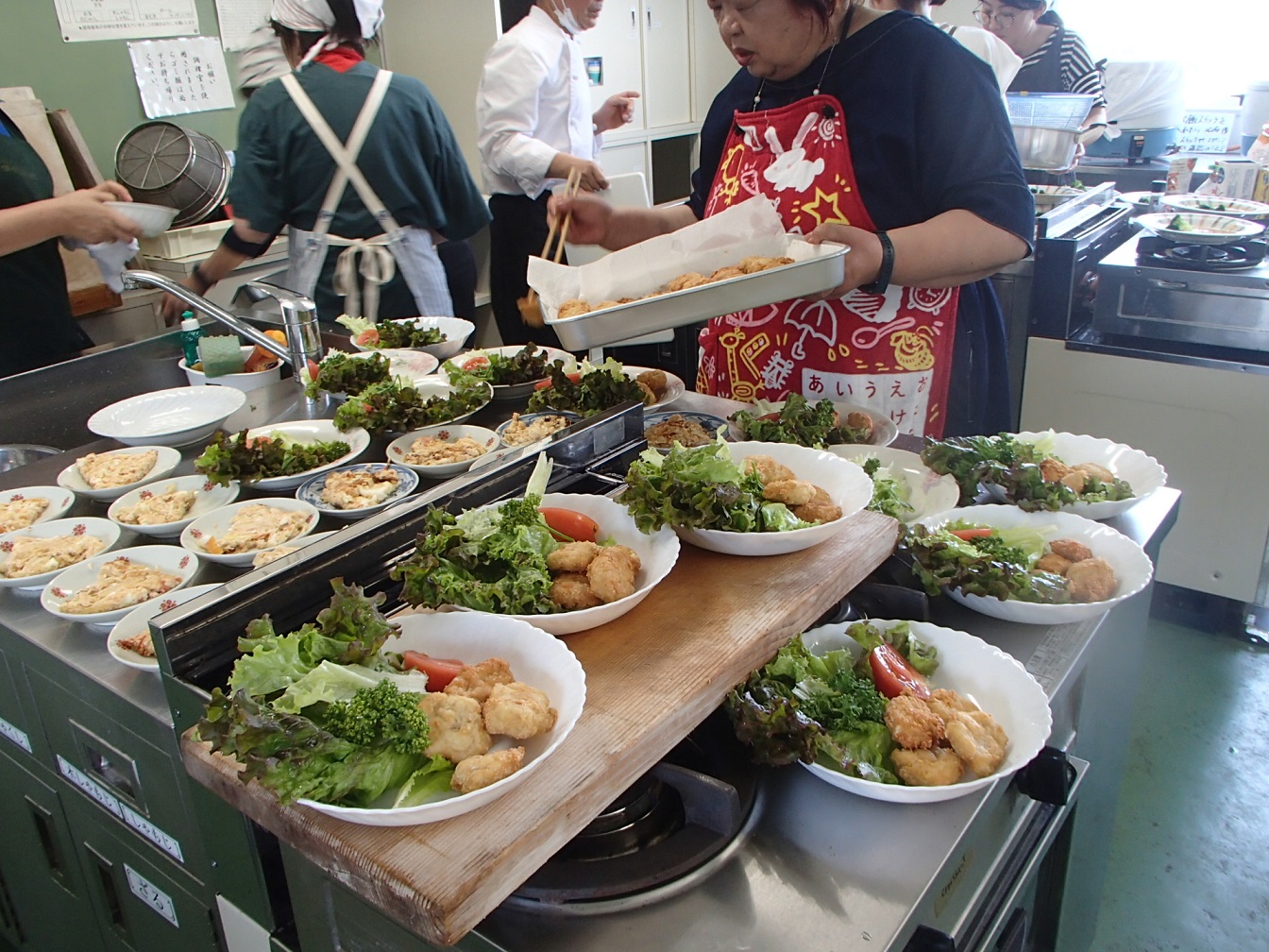 チキンナゲットの盛り込みをしています