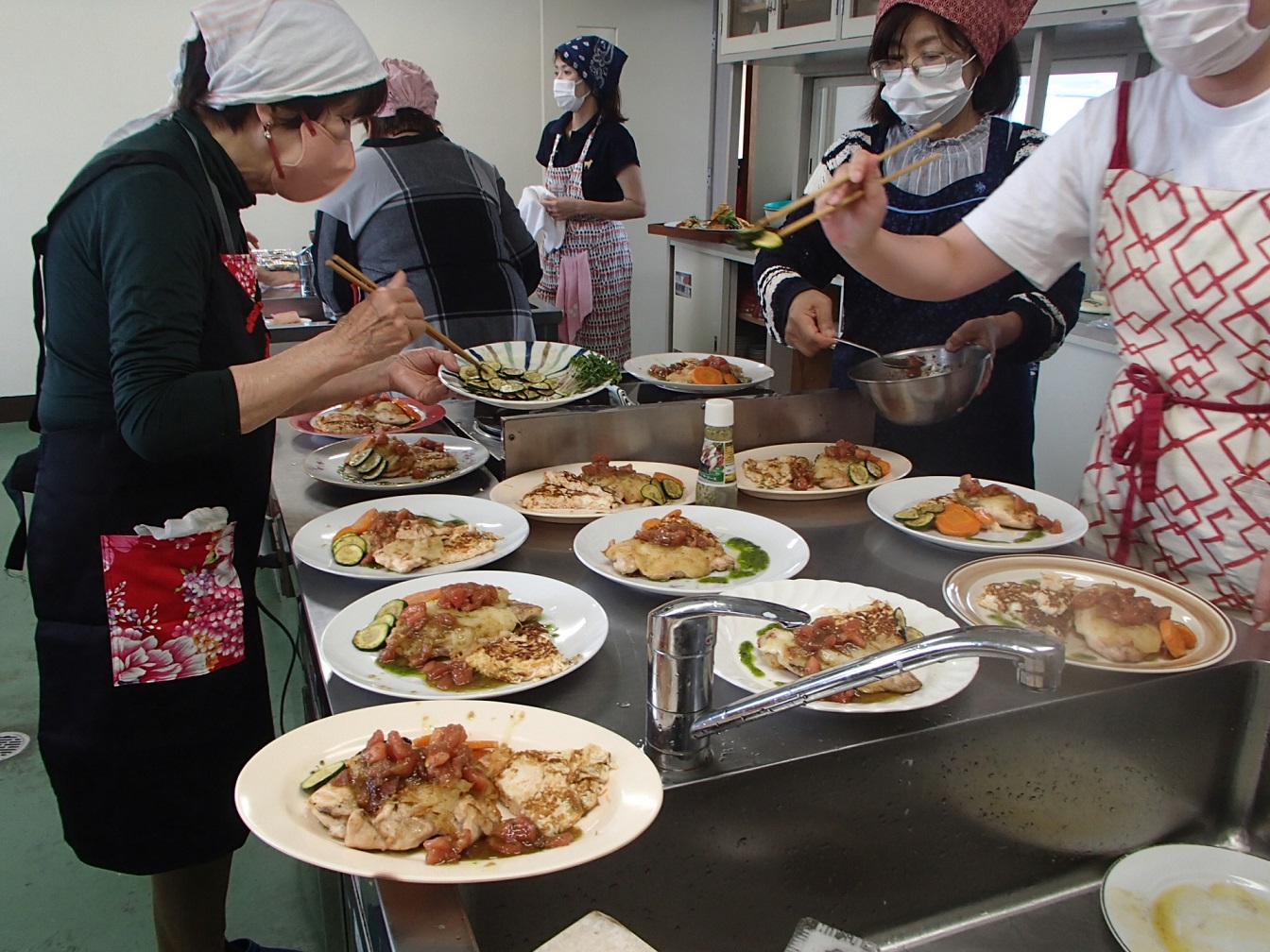 令和7年6月メインディッシュ鶏むね肉とジャガイモのソテー盛り付け中
