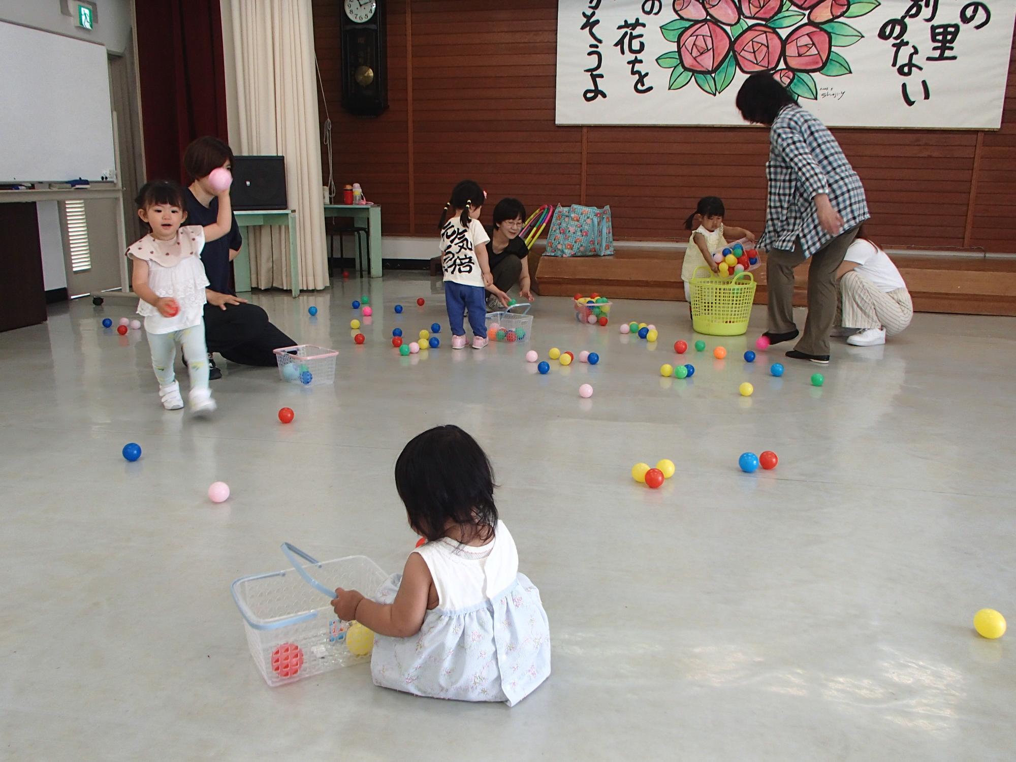 大集会室でボール遊び