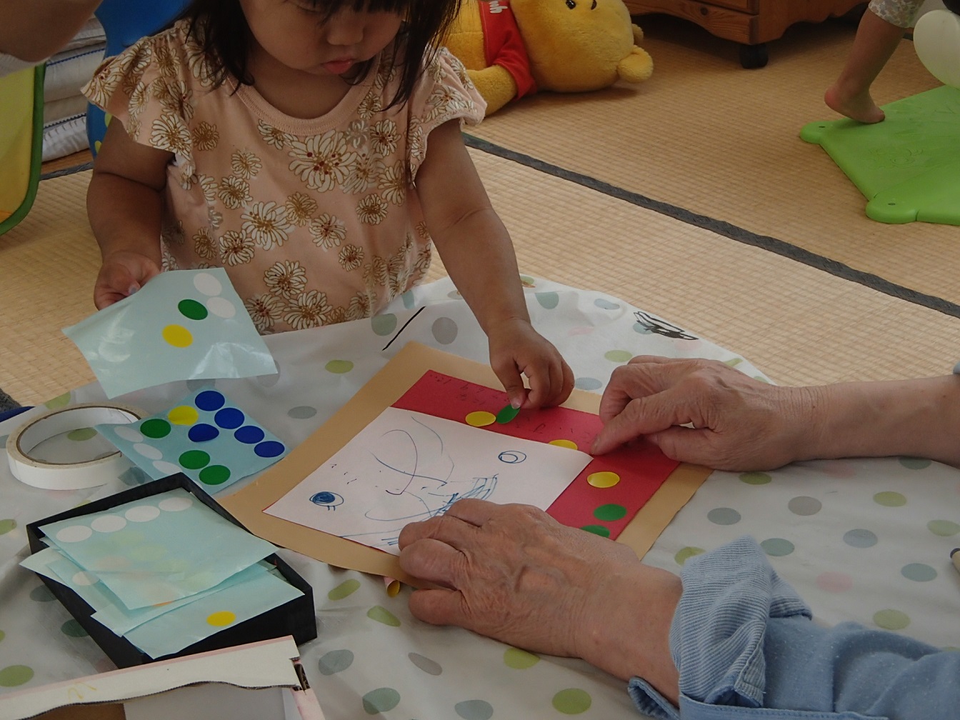 シール貼りに挑戦中