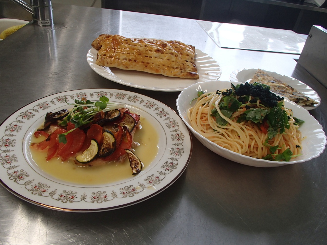 7月メニュー、鶏むね肉とベーコンの夏野菜のティアン