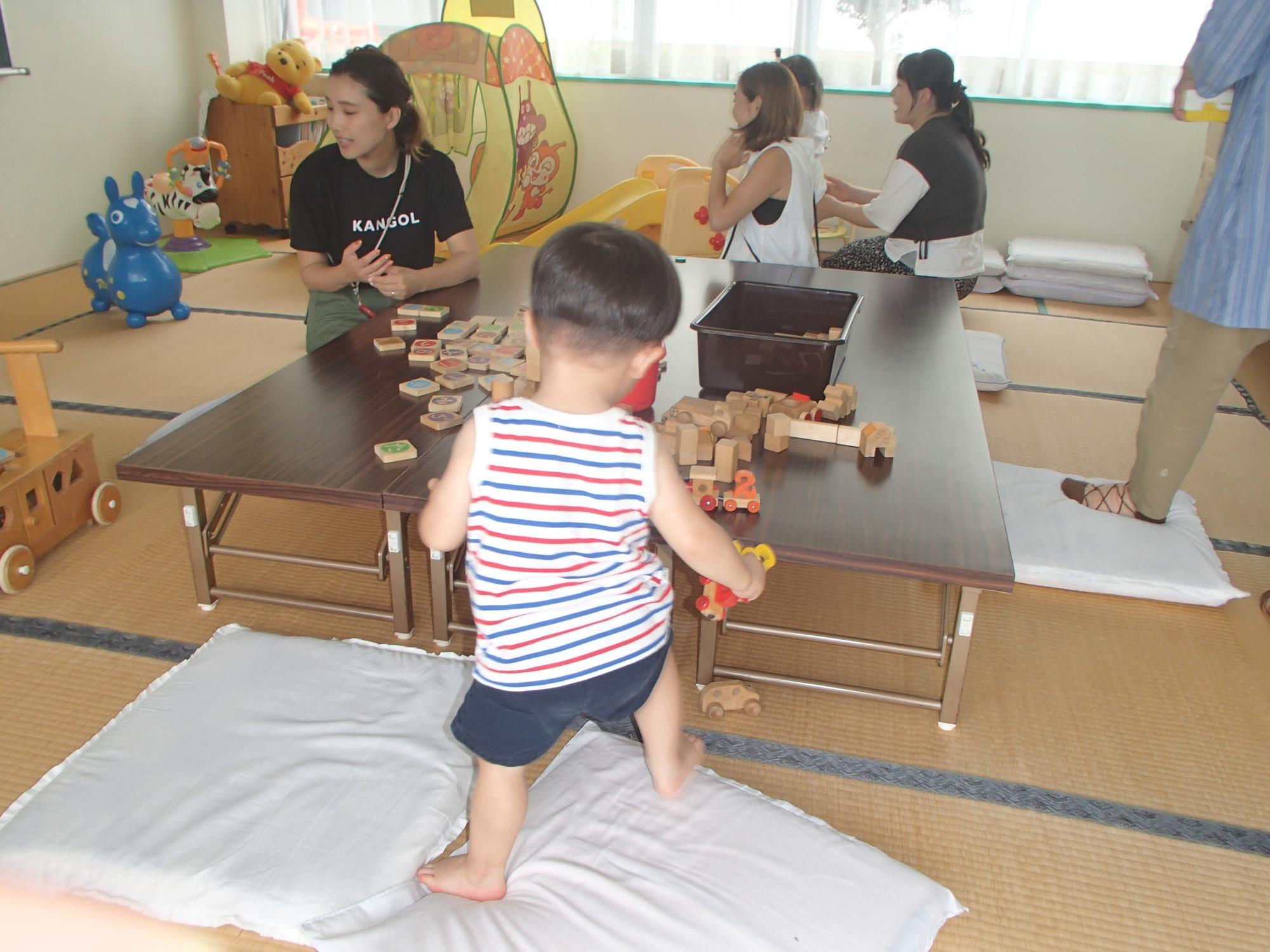 お部屋で積み木あそび？