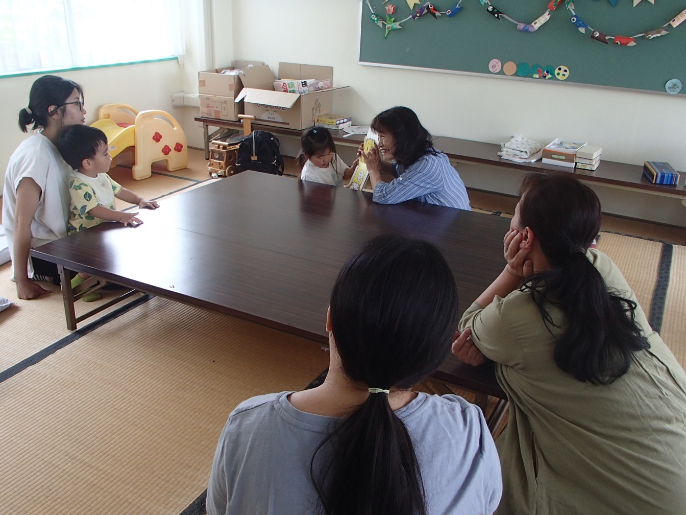 立体絵本の読み聞かせ