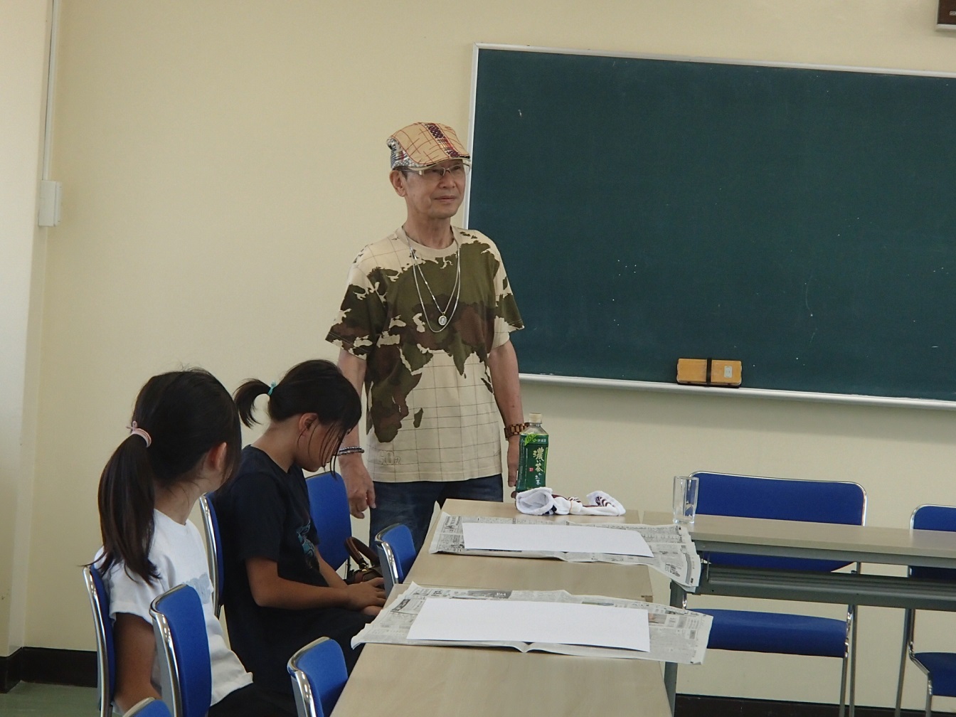 夏休みこども絵画教室：先生と一緒