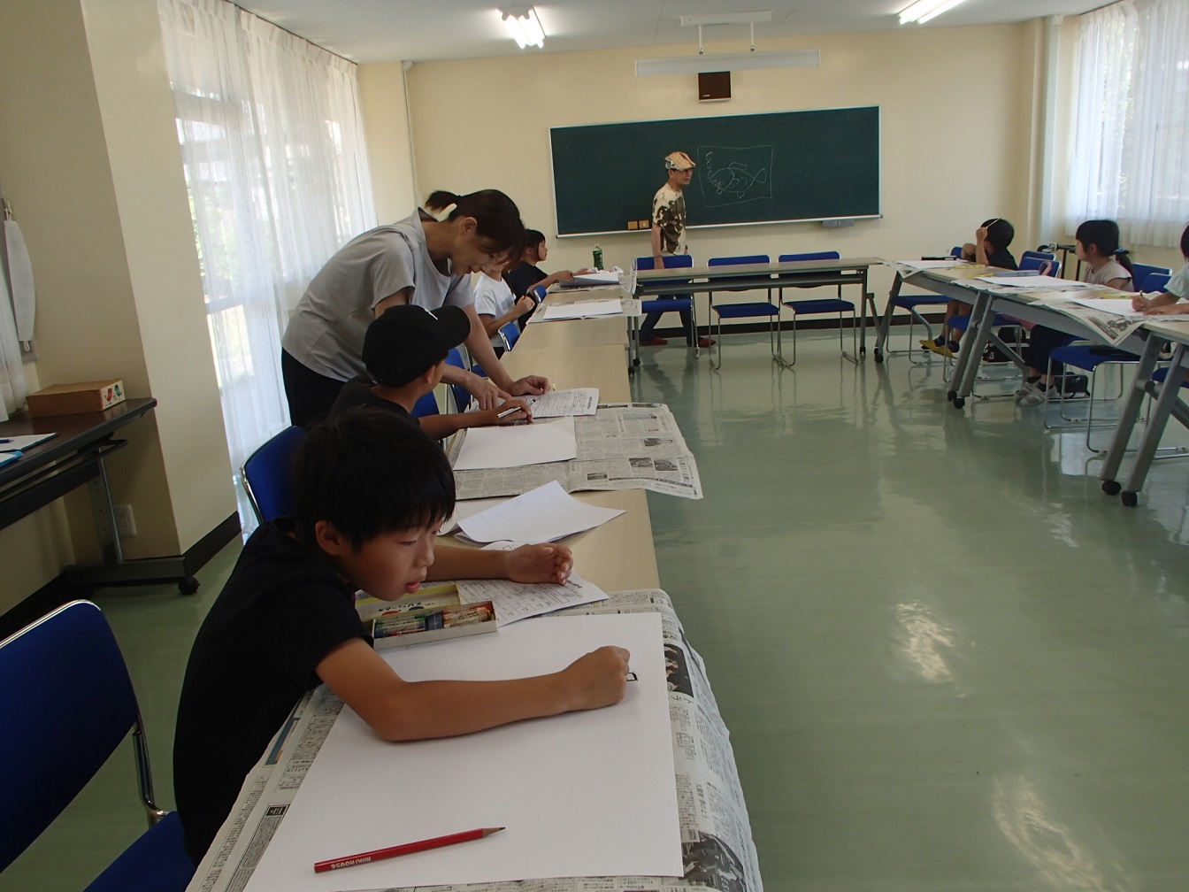 絵画教室、先生と一緒