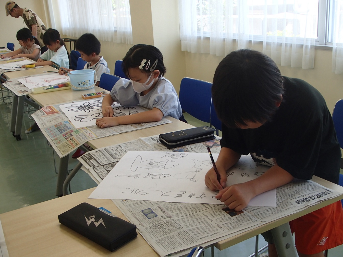 太い鉛筆でテーマを決めて描きました。