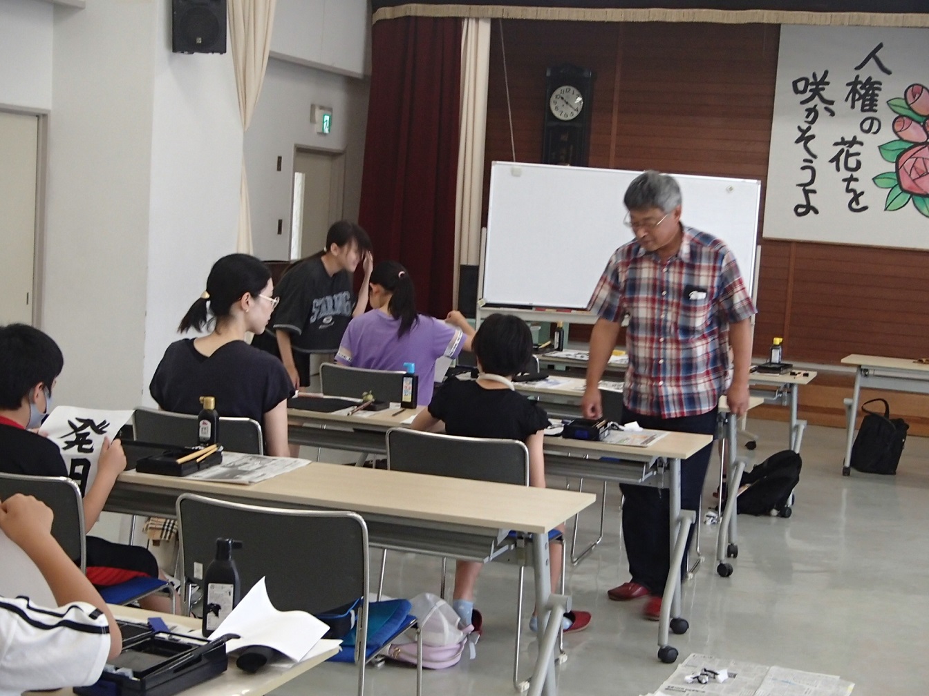 教室を回り指導中