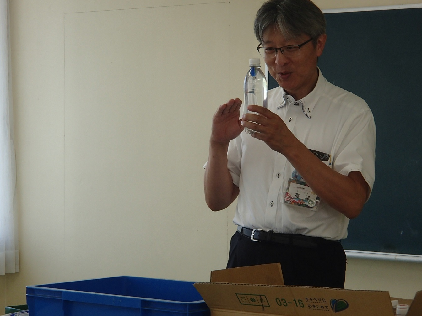 金魚がハンドパワーで動く？