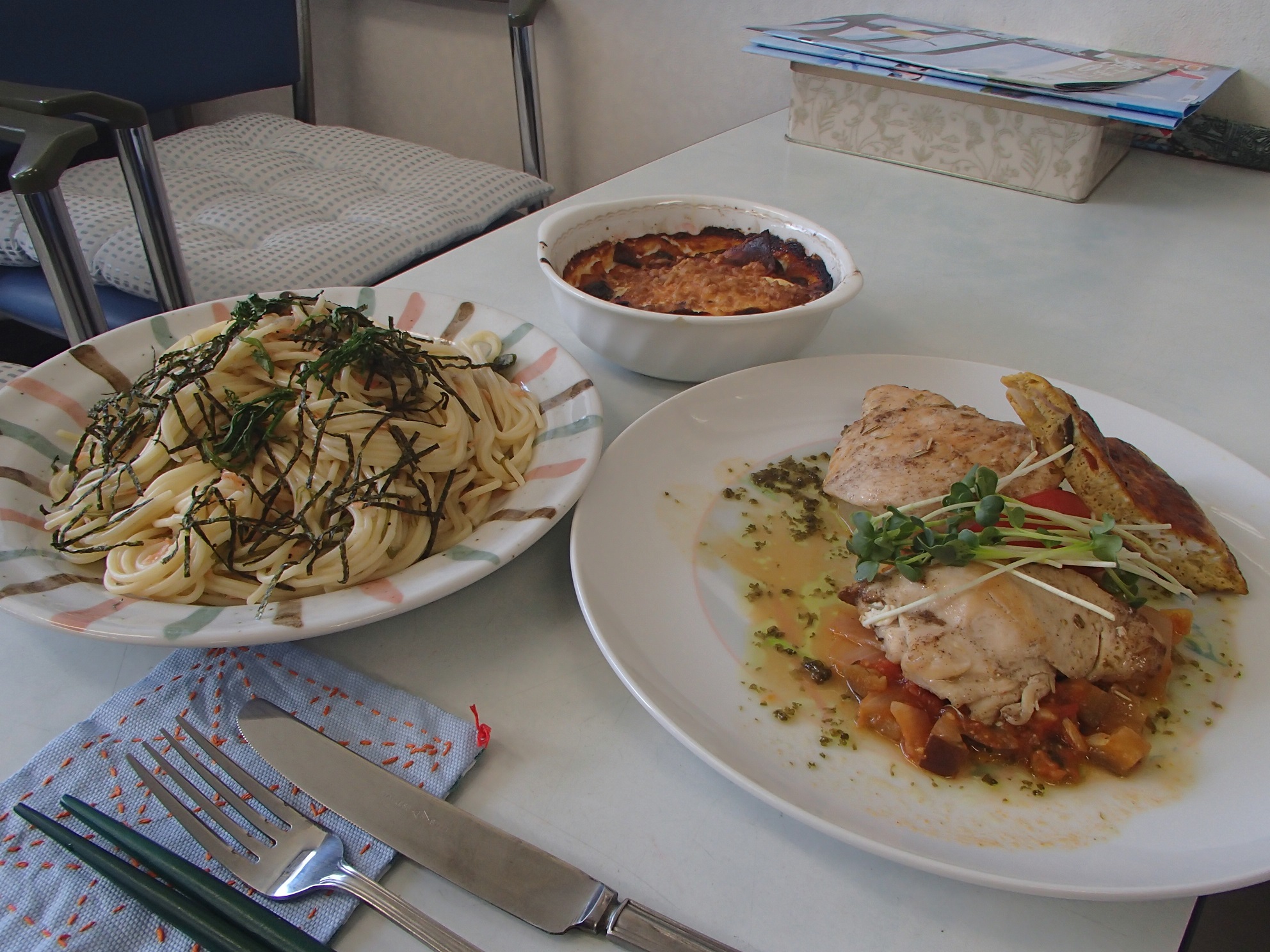 8月メニュー鶏もも肉のローズマリー風味ほか